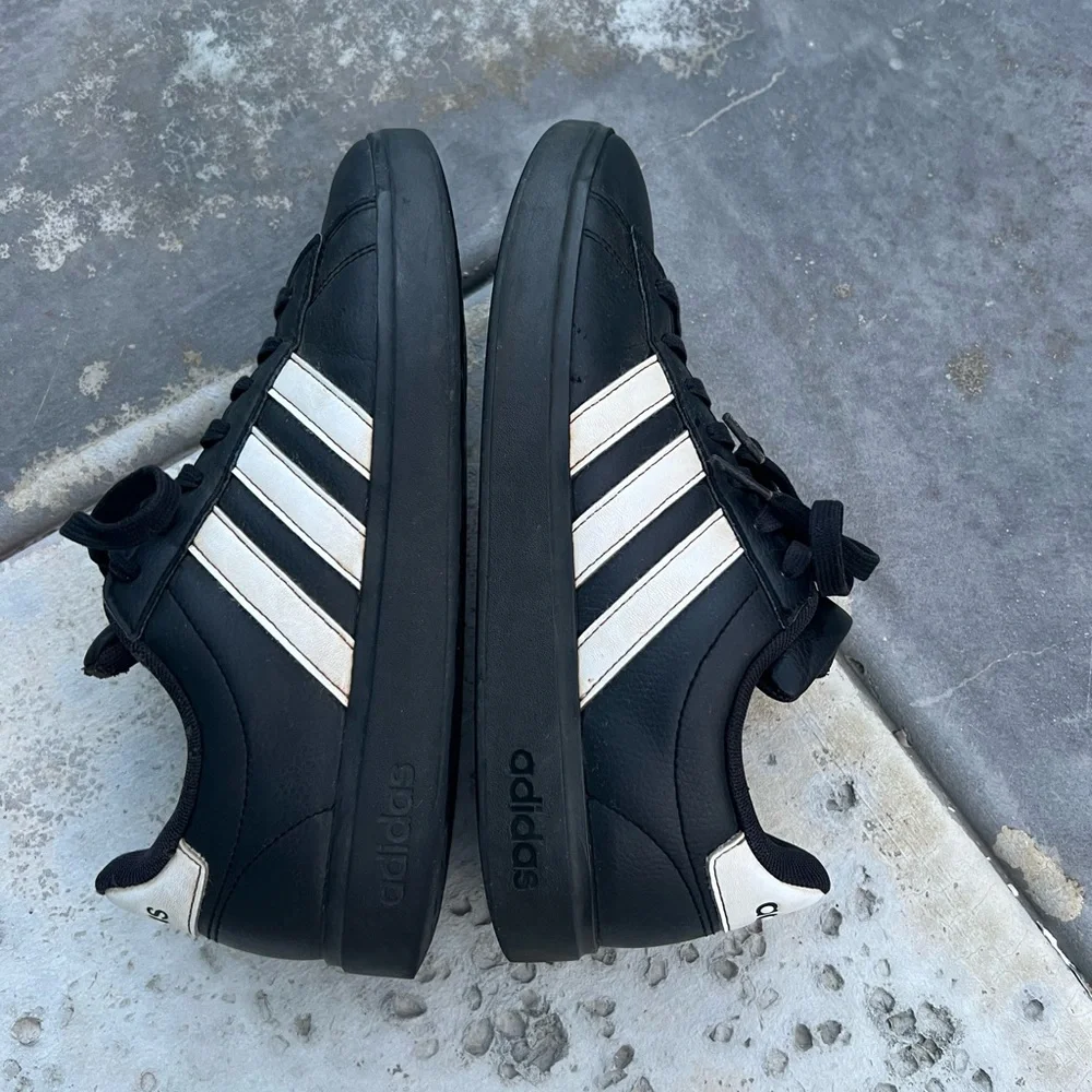 Adidas “Samba” OG sneakers in black leather with white stripes